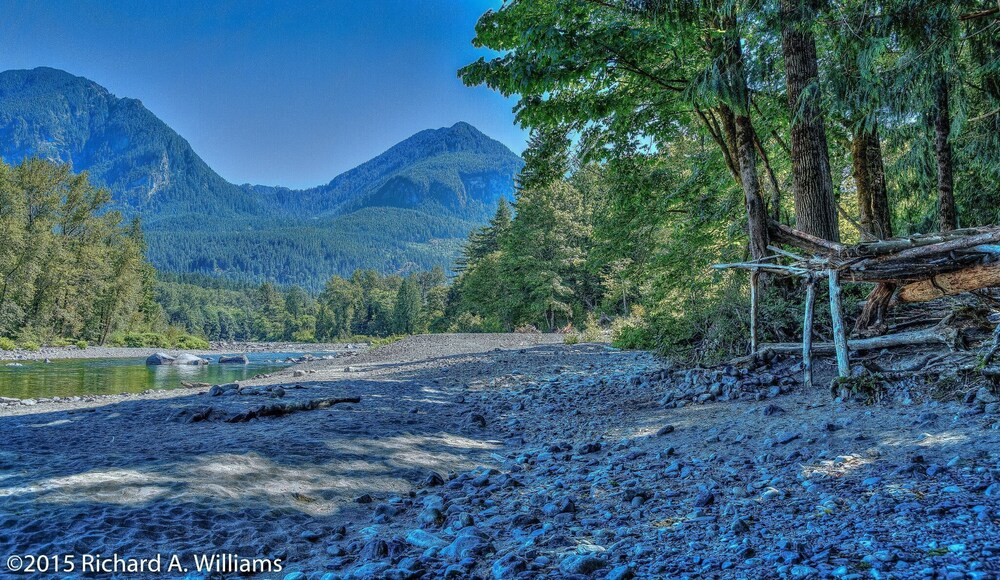 Romantic 5 star Skykomish river front home in Gold Bar Best Rates