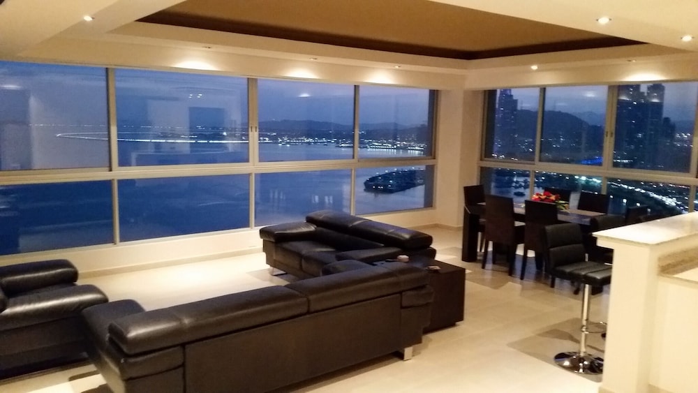 Surrey canada british columbia. Marina view hotel apartments дубай. Хафтон (кратер). Тег alt для изображений. Слоистые горы исландия.