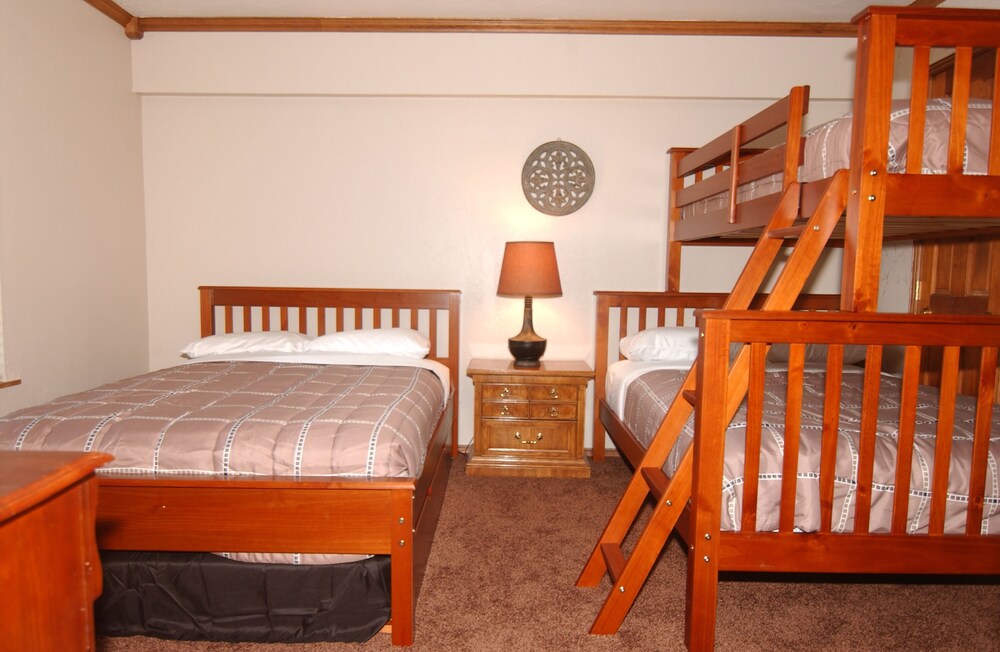 Brian Head Royal Queen Suite, Pool & Jacuzzi, SkiI/O, 3 BR +, 2 Bath