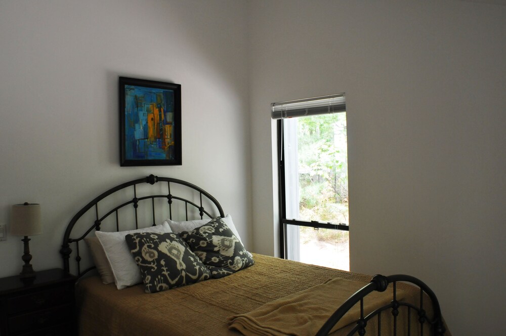 ***Bright Contemporary w/4 Bedrooms, 2.5 Bathrooms, Pool & Fireplace