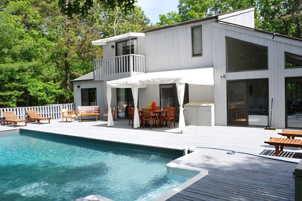 ***Bright Contemporary w/4 Bedrooms, 2.5 Bathrooms, Pool & Fireplace