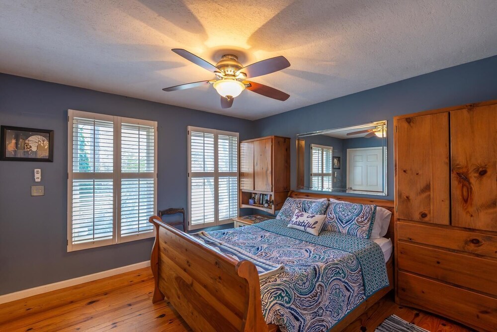 Wonderful Private Serene and Secluded Cottage with River frontage