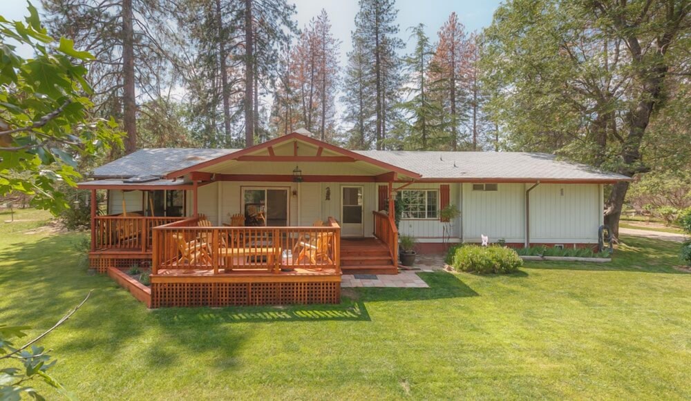 Peaceful Yosemite Pines Retreat, Huge Yard, Pool, Spa, Play Area and Ponies! in Mariposa, United States