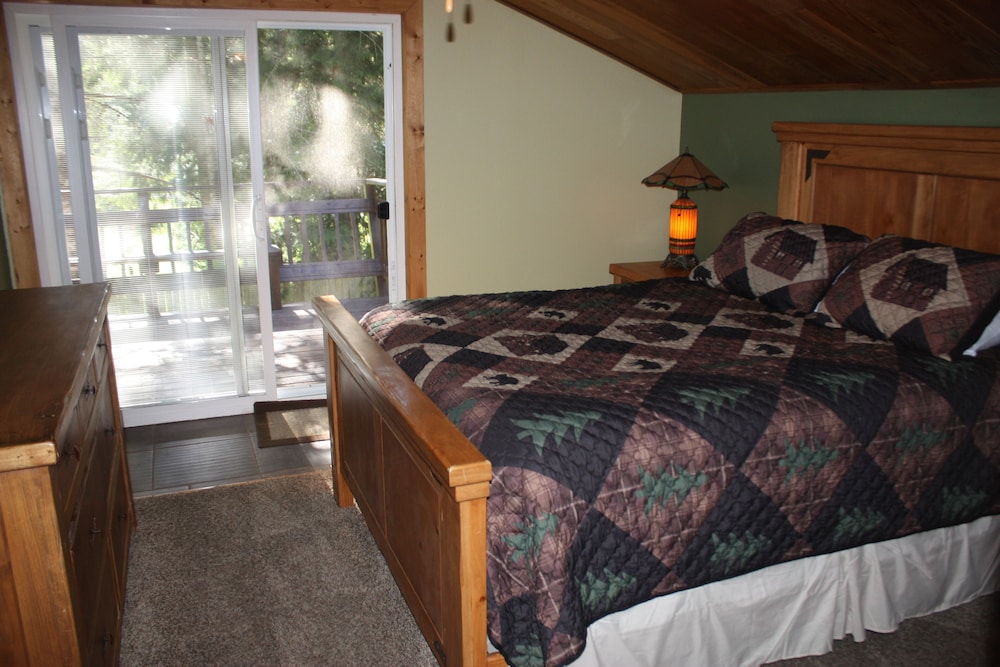 Buchanan's Bunkhouse w /Saltwater Hot Tub! Mt.Rainier Entrance