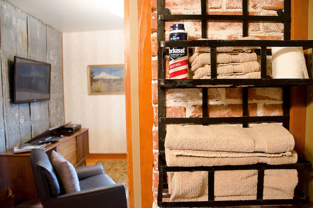 A Handsome Newly Remodeled Vintage Inspired Apartment In Downtown