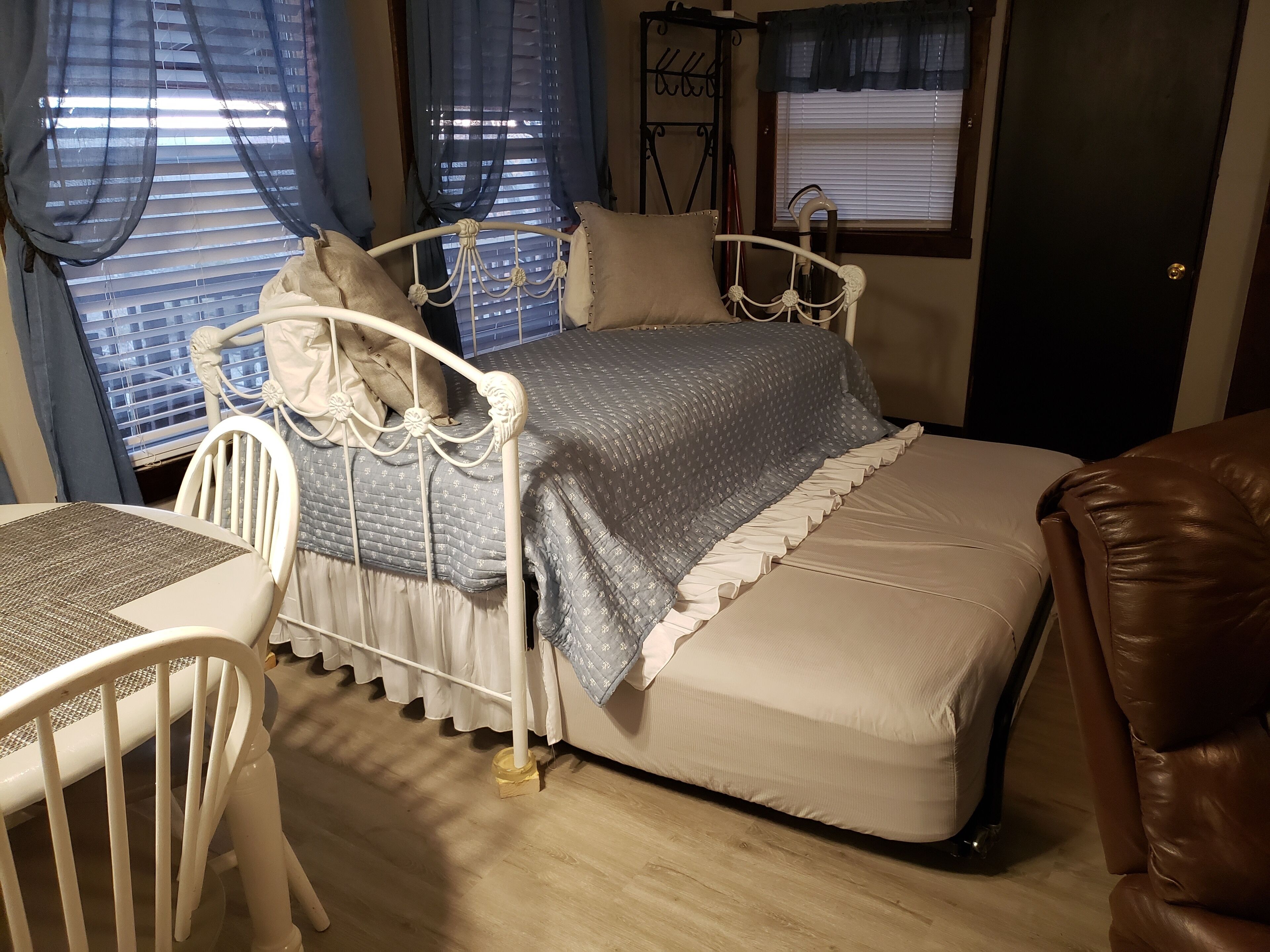 CABIN #1 Cozy romantic Rustic Cabin on Spring River, WiFi, Kayak & Canoe rental in Vinita, United States