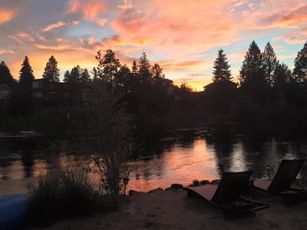 Amazing Ustructed River View Downtown Bend Deschutes Cabin Curly Selected Item