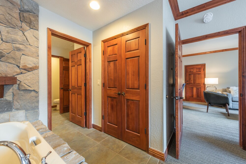 Newly renovated 775sqf 1 BDR  (adjacent to a studio 360sqf can be sold as 2 BDR)