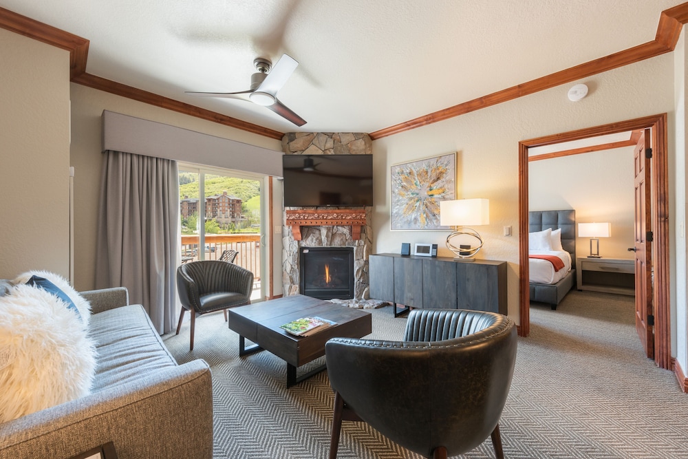 Newly renovated 775sqf 1 BDR  (adjacent to a studio 360sqf can be sold as 2 BDR)