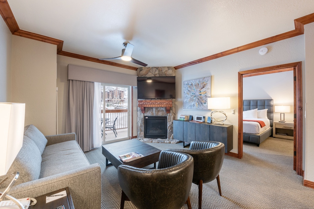 Newly renovated 775sqf 1 BDR  (adjacent to a studio 360sqf can be sold as 2 BDR)