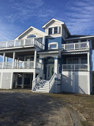 'bikini Bottom' Invites You to Relax and Play By the Sea in Corolla, United States