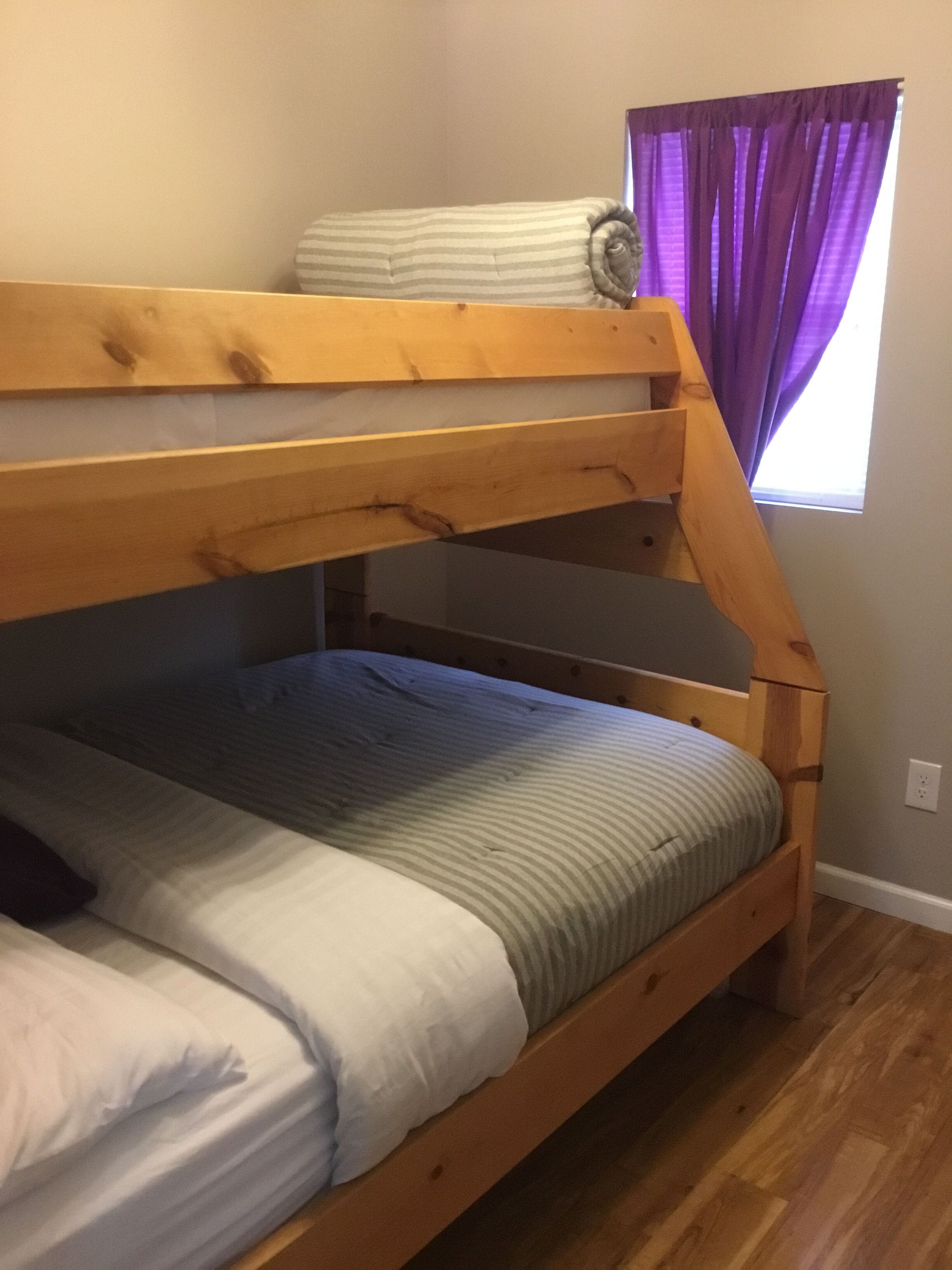 2 Bedroom Cottage in Geneva (Sleeps 7) in Austinburg, United States