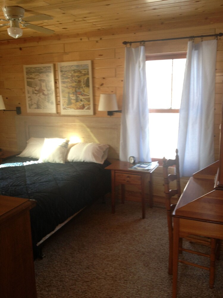 Lakeside Cabin! View of lake from deck, firepit seating, quiet property