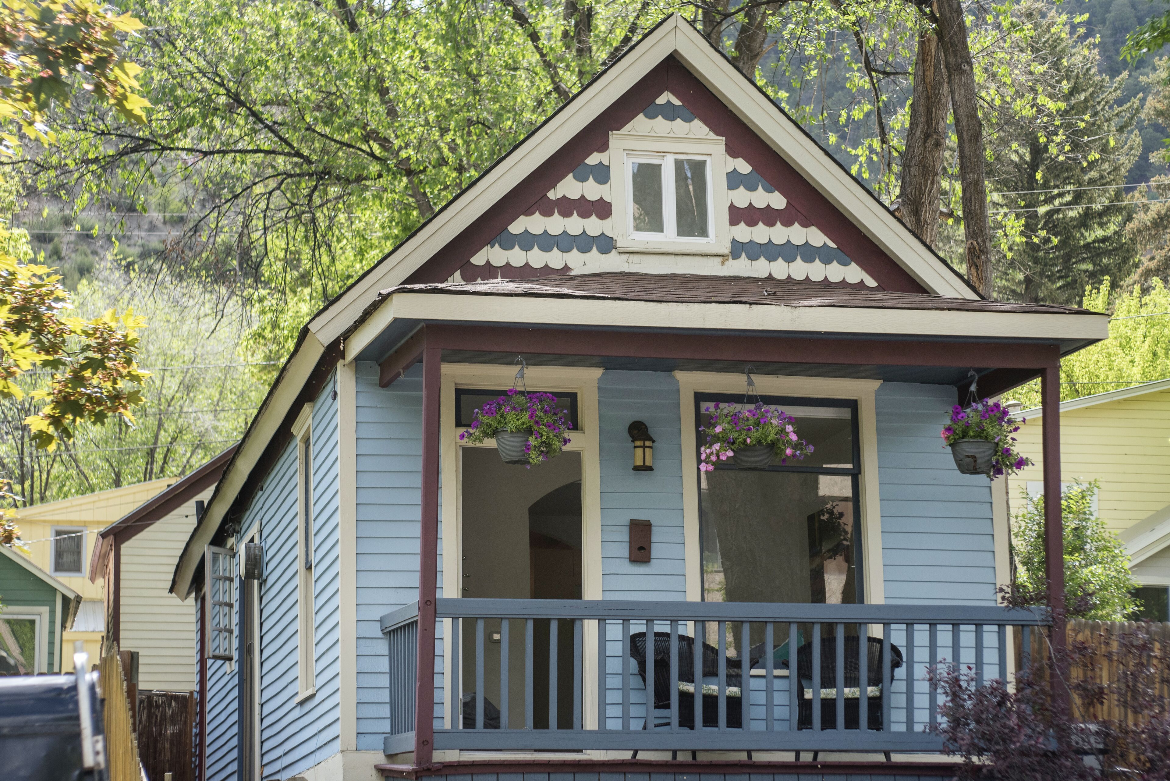 Charming Miner's Cottage, Short Walk to Downtown & Pools! Reduced Summer Rates! in Glenwood Springs, United States