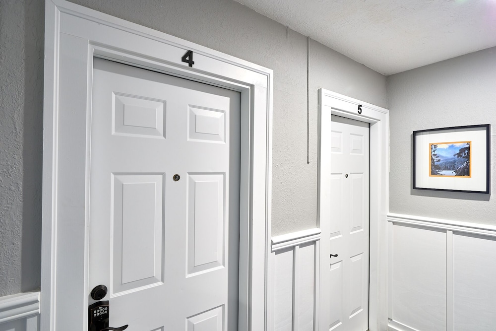 New Listing Yamhill Flats Suite 5 in Newberg Best Rates & Deals on