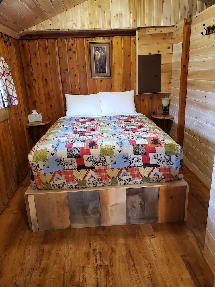 Cottage 4 on AuTrain River Near Lake Superior Beach, Pictured Rocks