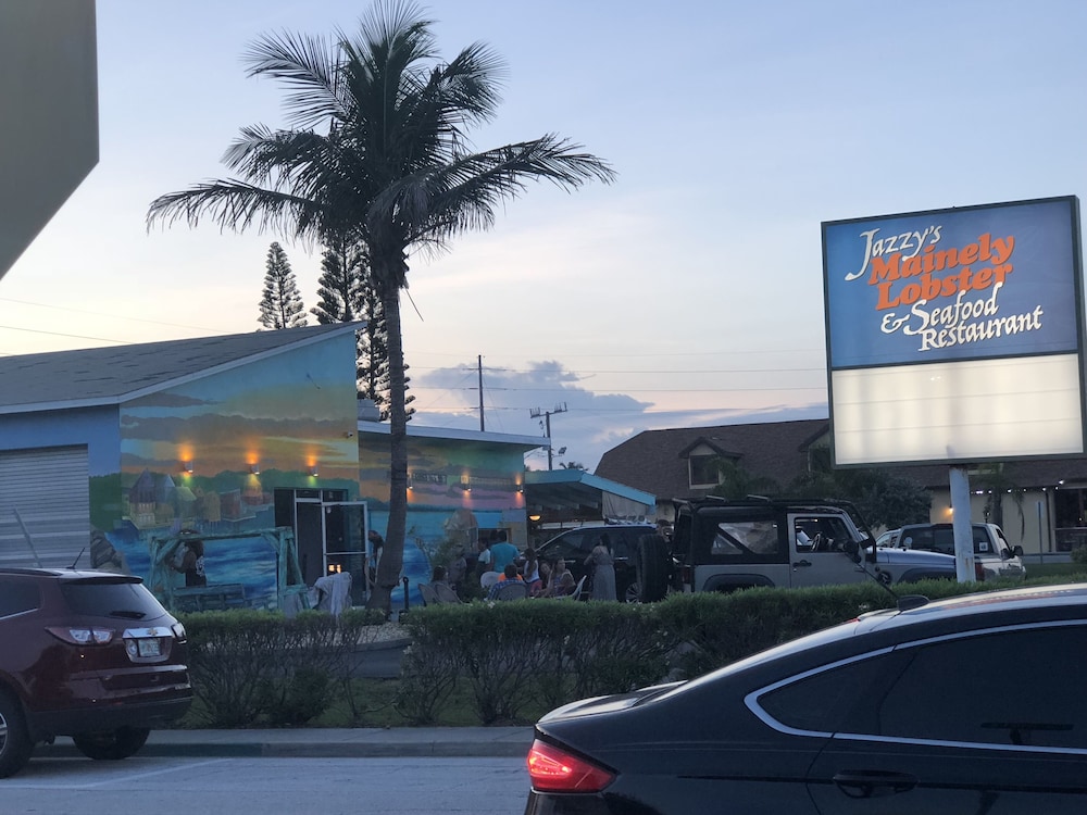 227 Cocoa Beach Stay Cottages Pet Friendly, downtown, walk to the