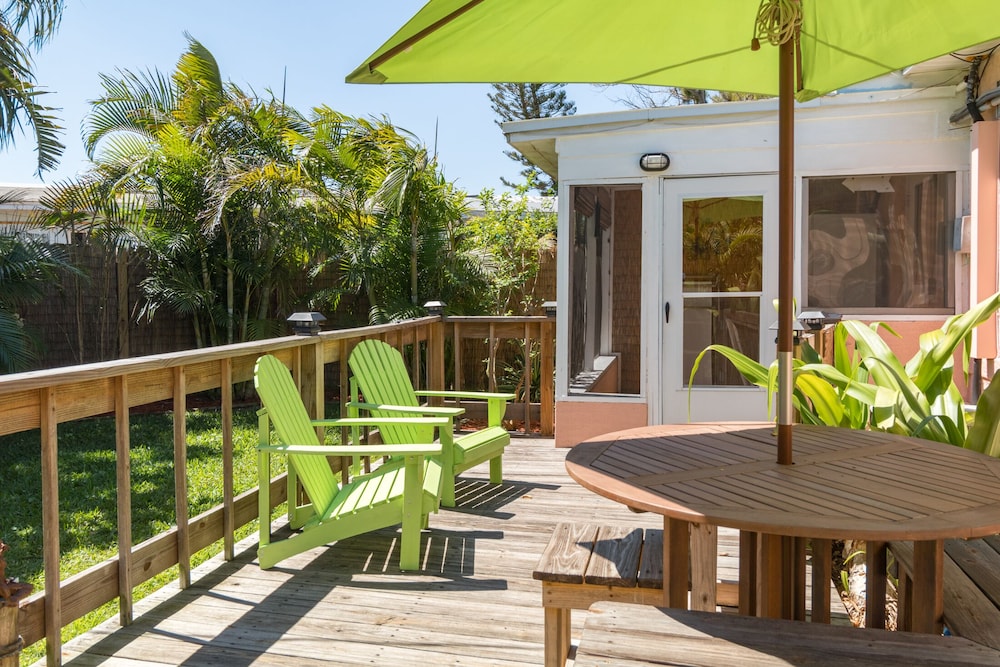 227 Cocoa Beach Stay Cottages Pet Friendly, downtown, walk to the