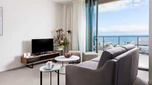 In-room safe, laptop workspace, blackout drapes, iron/ironing board