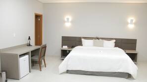 Roupas de cama premium, frigobar, cofres nos quartos, escrivaninha