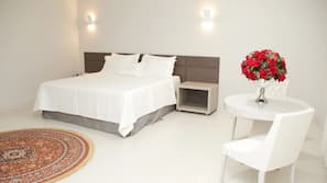 Roupas de cama premium, frigobar, cofres nos quartos, escrivaninha