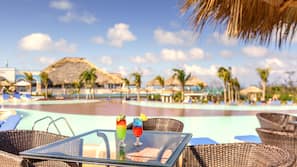 Een buitenzwembad, gratis zwembadcabana's, parasols voor strand/zwembad
