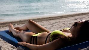 Aan het strand, wit zand, strandlakens, beachvolleybal