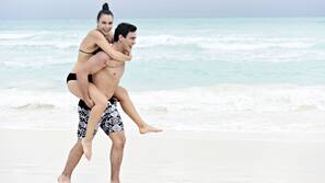 Aan het strand, wit zand, strandlakens, beachvolleybal