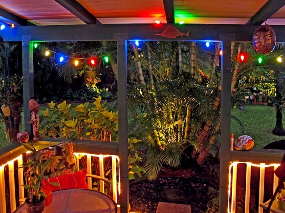 Tiki Hut Cottage Lush Tropical Garden Walk To Tunnels Beach