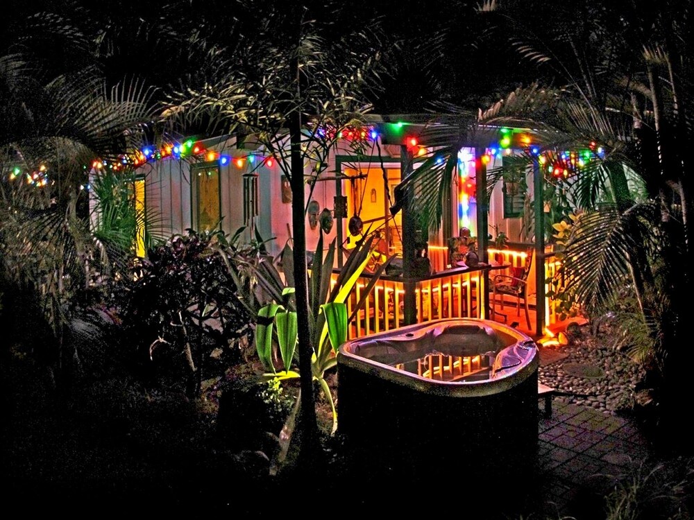 Tiki Hut Cottage Lush Tropical Garden Walk To Tunnels Beach