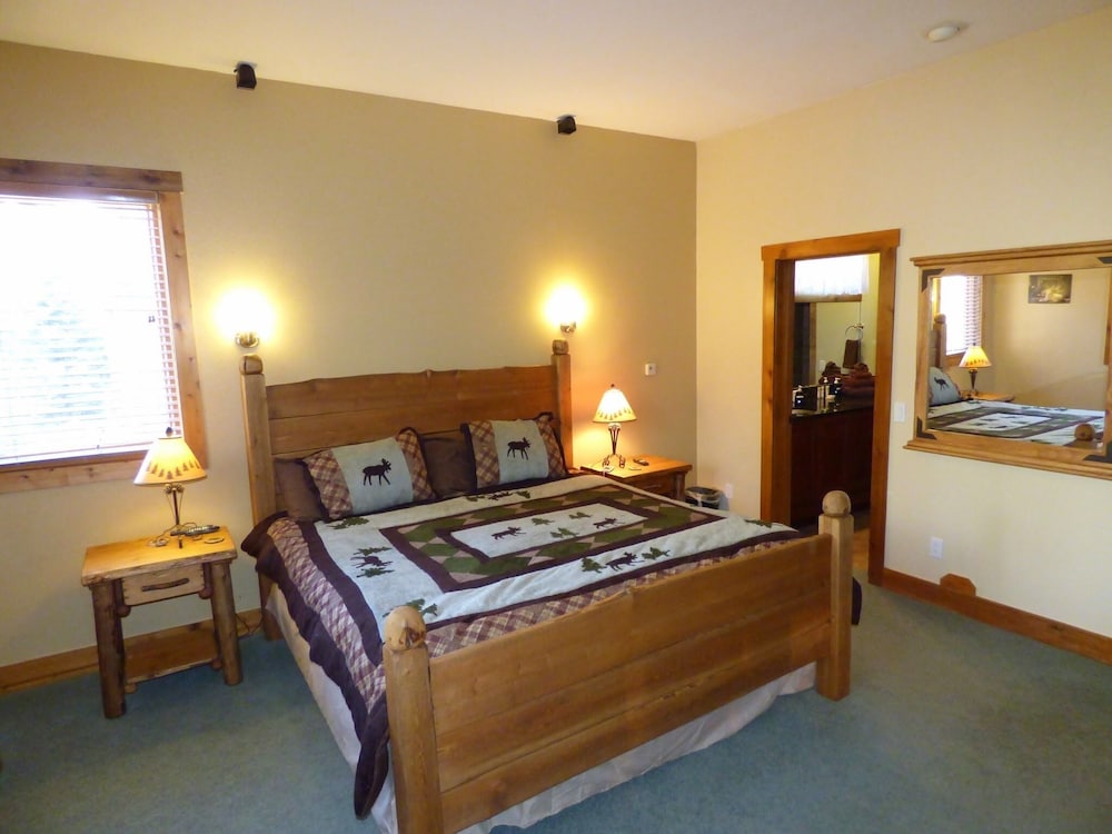 Streamside Retreat W Creek And Mountain Views Private Hot Tub Featured Image Guestroom