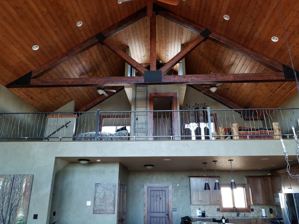 Cabin on the Big Sioux River with a 100 acre wood., Larchwood Room