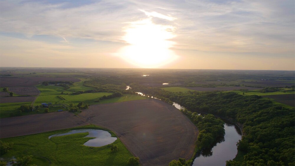 Cabin on the Big Sioux River with a 100 acre wood. in Larchwood Best