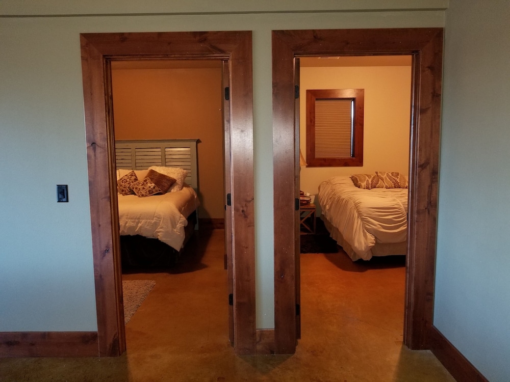 Cabin on the Big Sioux River with a 100 acre wood., Larchwood Room