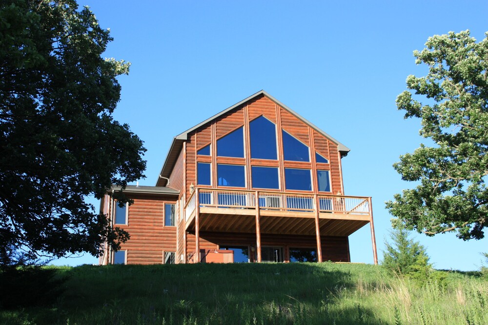 Cabin on the Big Sioux River with a 100 acre wood., Larchwood Room