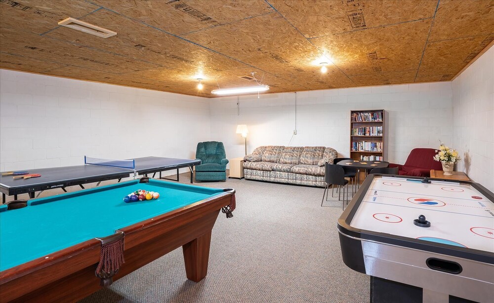 Secluded, Forest Setting, Game Room, Hot Tub, Fireplace, &  Wi -Fi