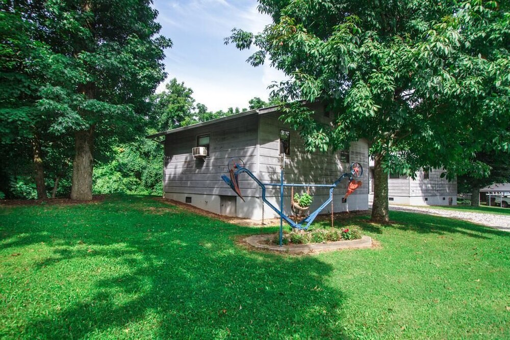 Property grounds, Right Next to Creek - Waterfall - Screened In Porch - Jacuzzi Tub