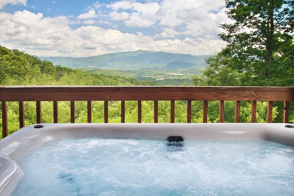 Best view in all of the Smokies! on 4 secluded acres!