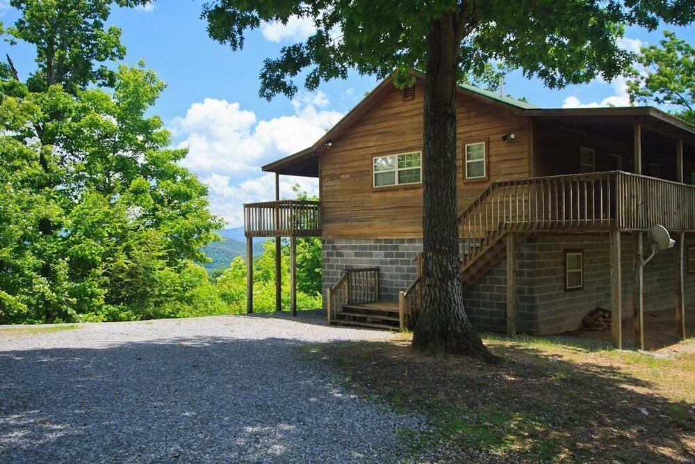 Best view in all of the Smokies! on 4 secluded acres!