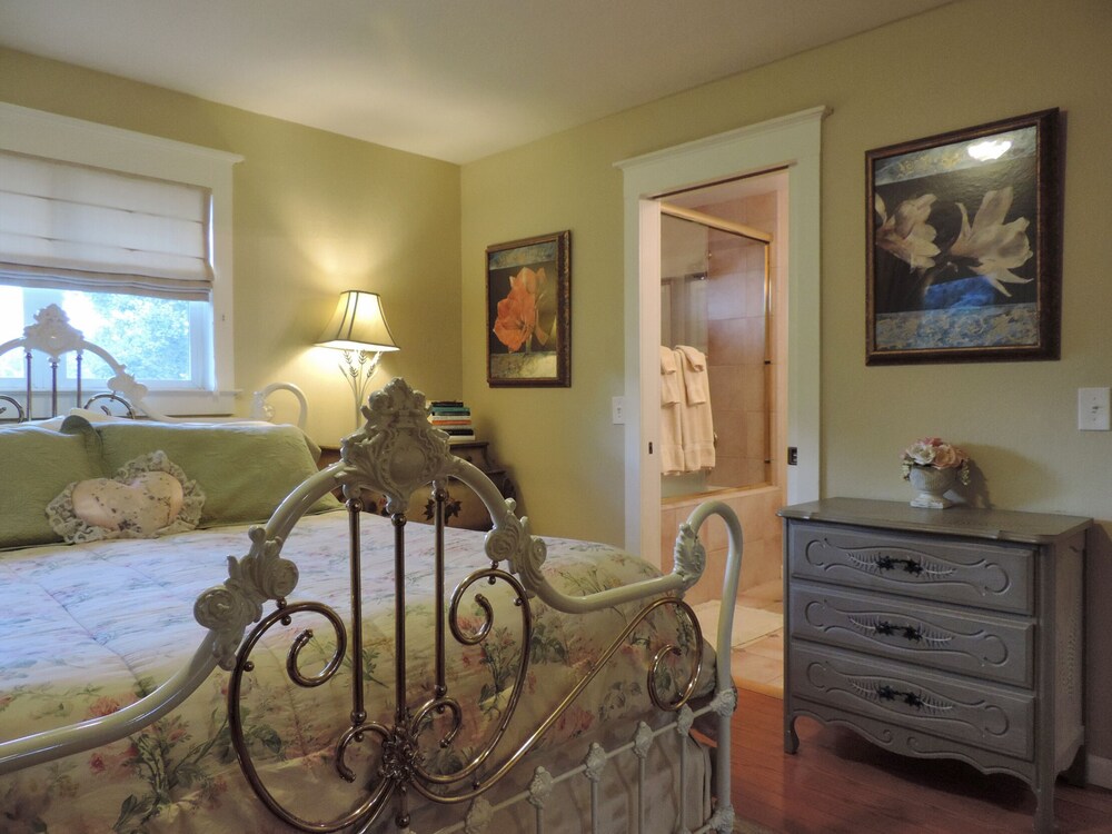 Lavender Hill Cottage Provence in Sonoma with Views! Boyes Hot