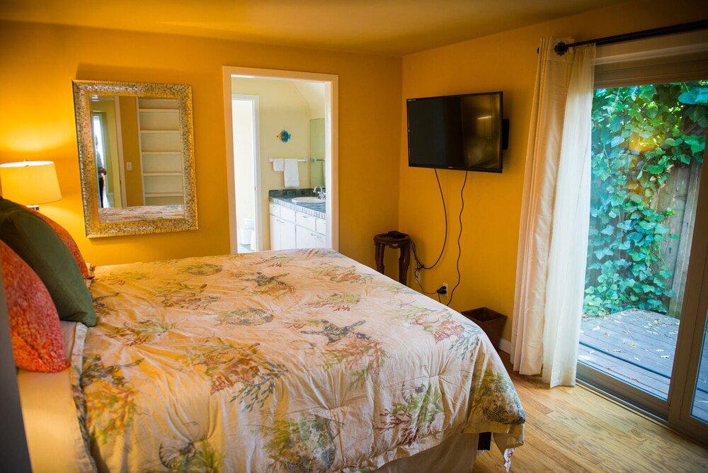 Walk to Boardwalk, Seabright Beach, Yacht Harbor and much much more