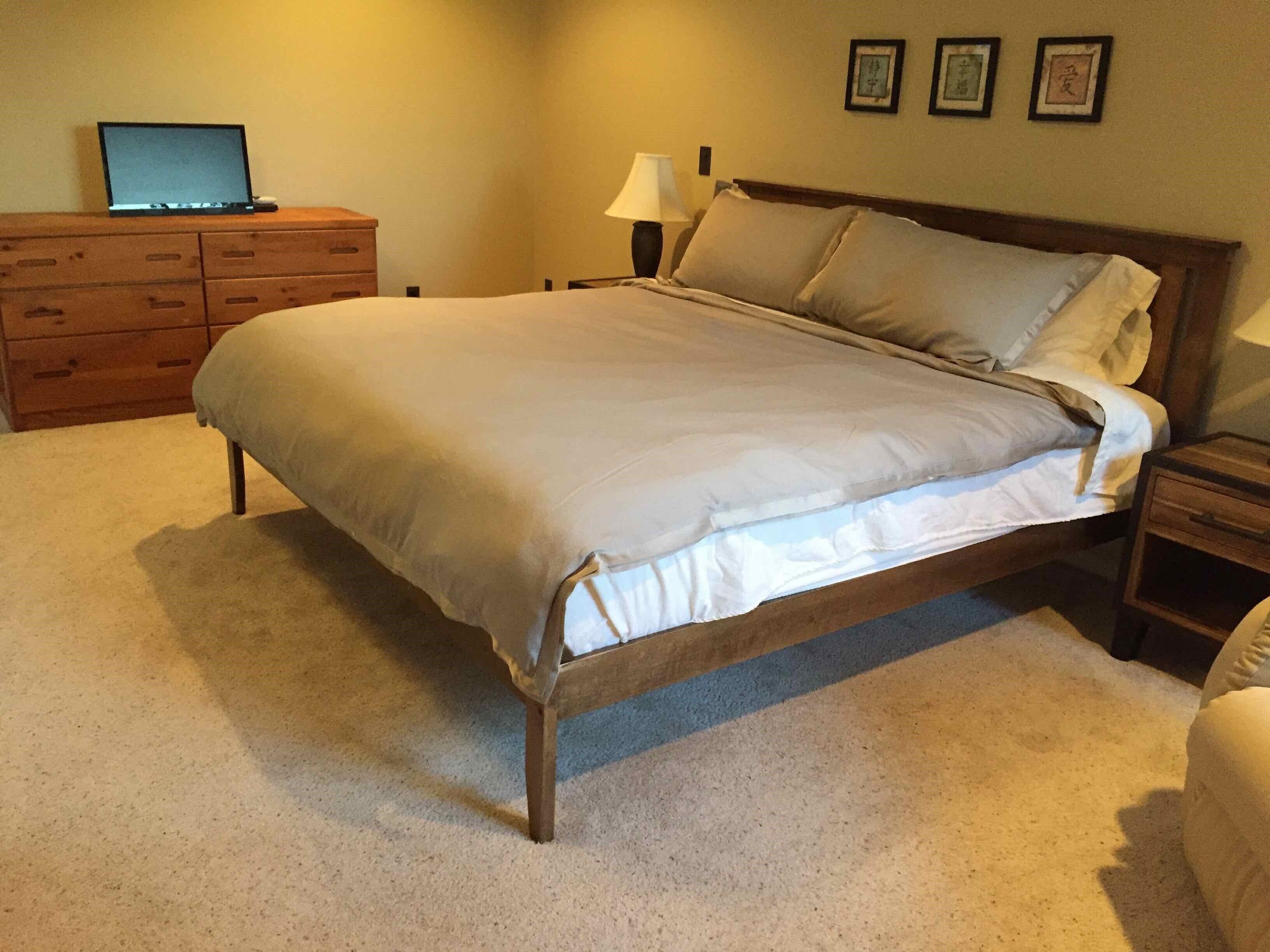 BOOK THIS BEAUTIGUL PROPERTY RIGHT ON THE WATER WALKING DISTANCE TO ROCHE HARBOR in Friday Harbor, United States