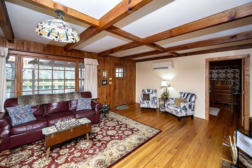 Private, pet friendly lake...secluded and 1 mile to Main St ... perfect location