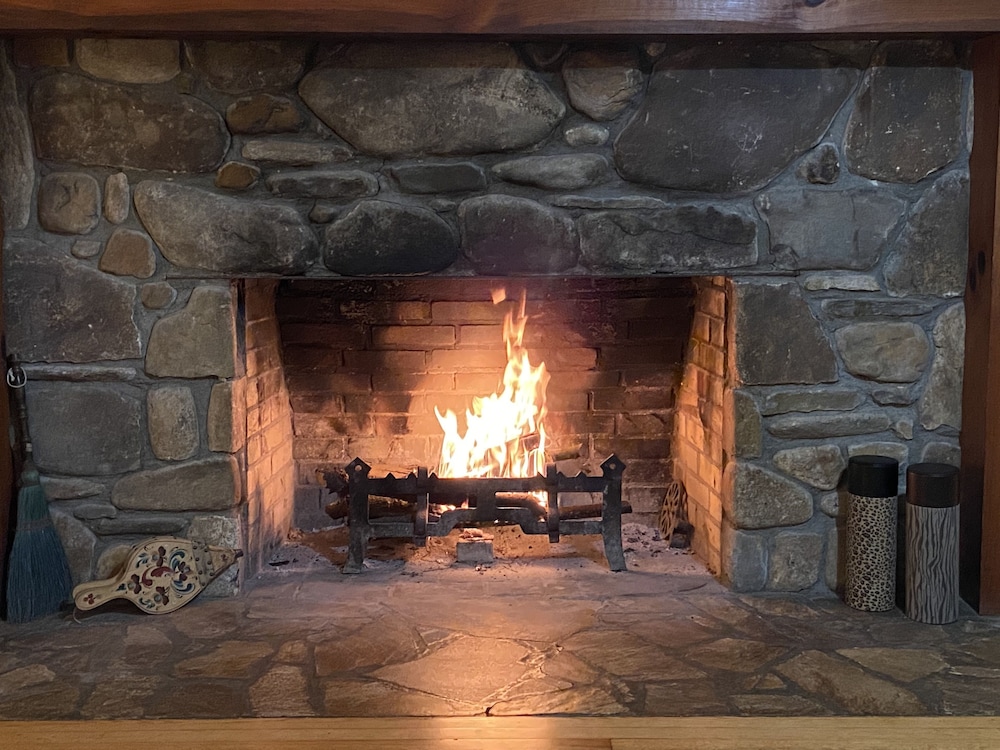 Private, pet friendly lake...secluded and 1 mile to Main St ... perfect location