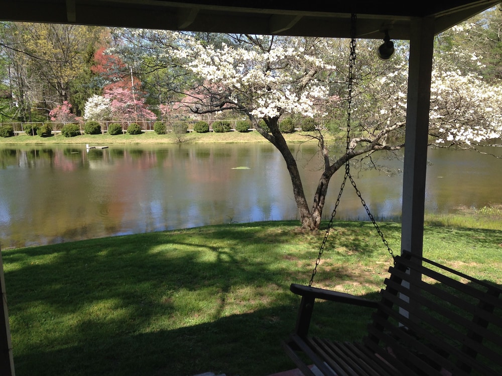 Private, pet friendly lake...secluded and 1 mile to Main St ... perfect location
