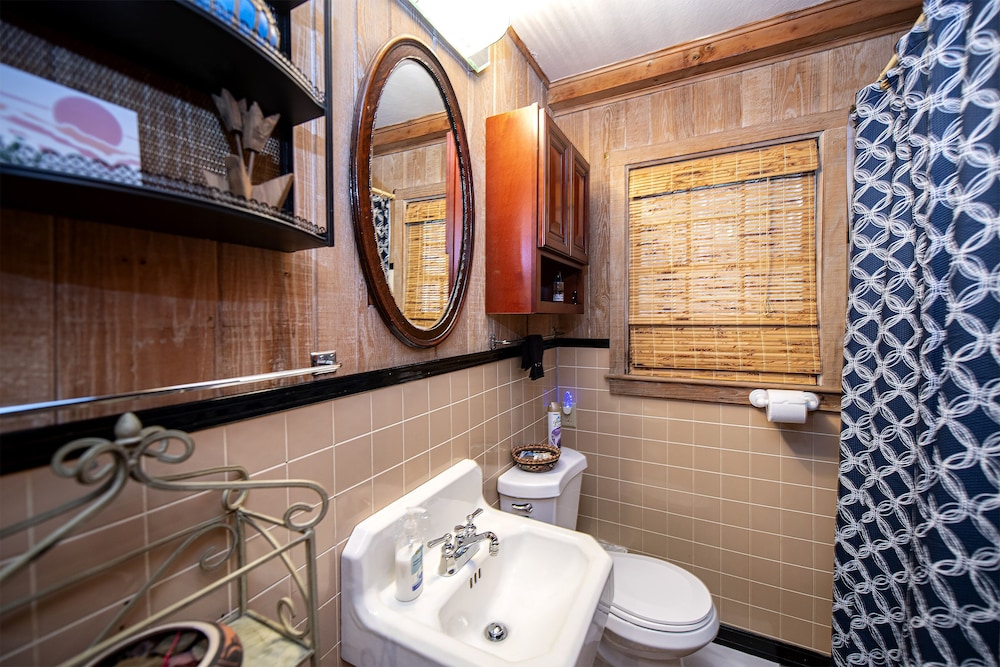 Private, pet friendly lake...secluded and 1 mile to Main St ... perfect location