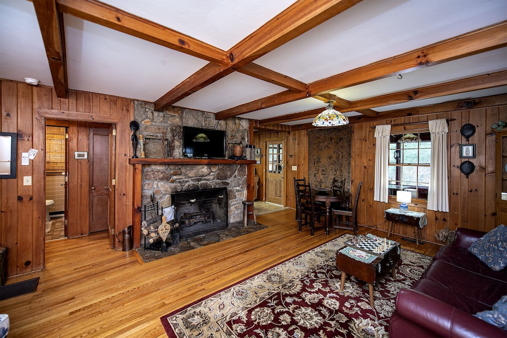 Private, pet friendly lake...secluded and 1 mile to Main St ... perfect location