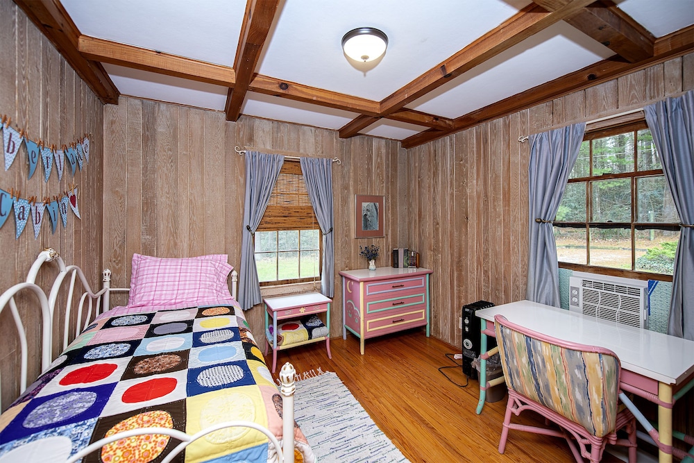 Private, pet friendly lake...secluded and 1 mile to Main St ... perfect location