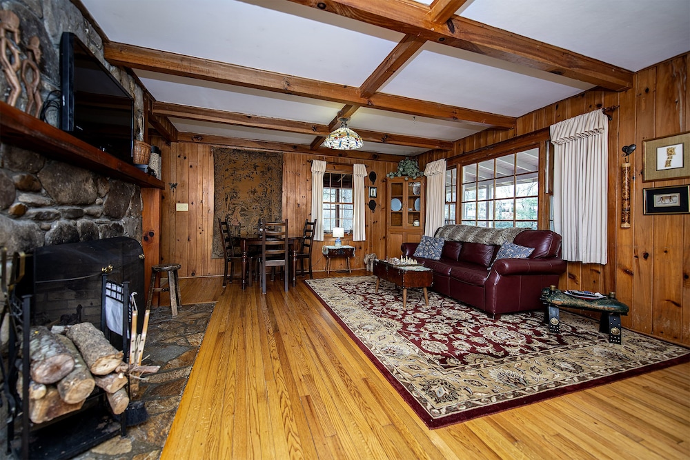 Private, pet friendly lake...secluded and 1 mile to Main St ... perfect location