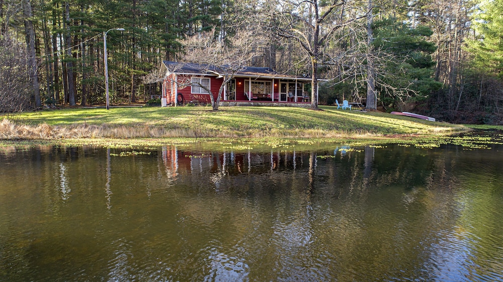 Private, pet friendly lake...secluded and 1 mile to Main St ... perfect location